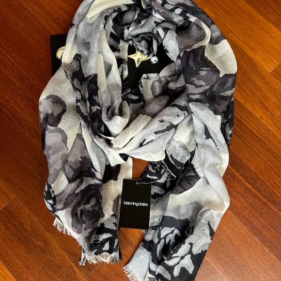 Bloomingdale’s Fashion Scarf - One Size - Ivory, Black and Gray. NWT - Picture 6 of 8